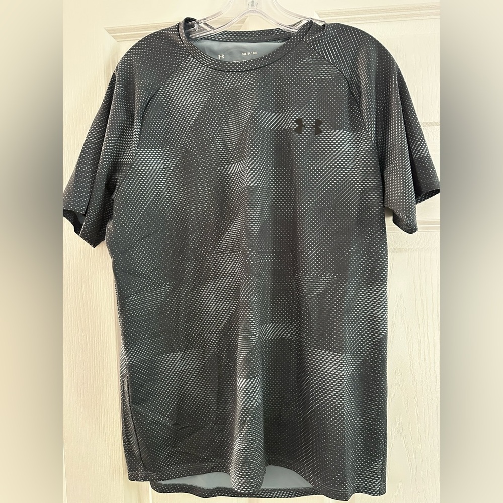Men’s Under Armour Camo Tshirt. Size small.